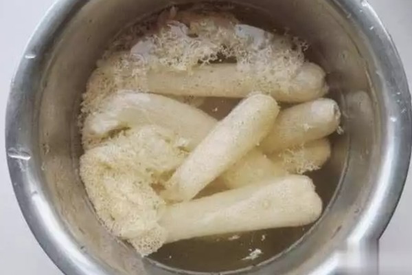 竹荪的泡发方法，用盐水或温水浸泡