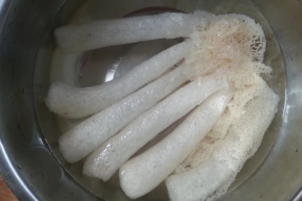 竹荪的泡发方法，用盐水或温水浸泡