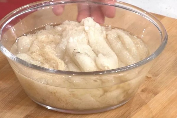 竹荪的泡发方法，用盐水或温水浸泡