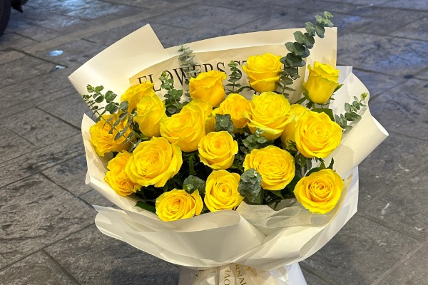 男生赠送黄玫瑰的含义,代表爱恋与期许、友谊长存等意思