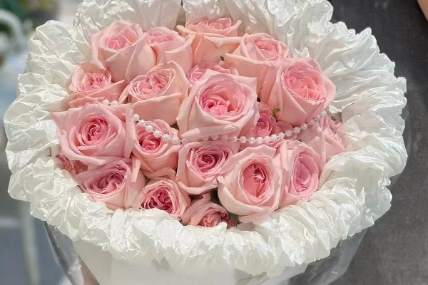 男生赠送黄玫瑰的含义,代表爱恋与期许、友谊长存等意思