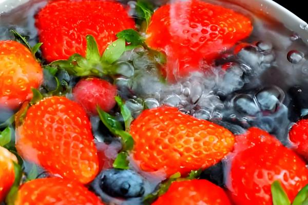 草莓如何清洗才最干净，先用流动的水冲洗表面