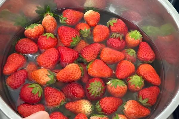 草莓如何清洗才最干净，先用流动的水冲洗表面