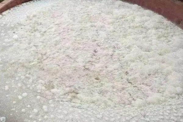 花生麸怎么使用,堆沤腐熟后再施入土壤中