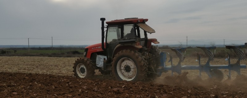 农机操作误区，起步不能猛抬离合器