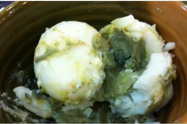 臭鸡蛋如何发酵浇花，将其放在一个密闭的容器中混水发酵