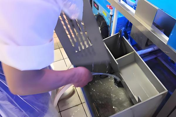 鱼烂尾巴能不能放盐,换水升温后再加盐