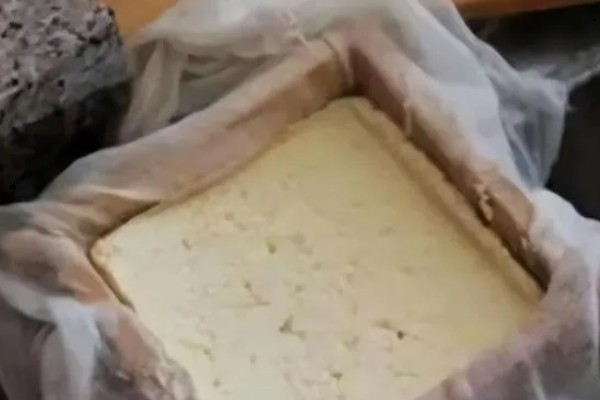 豆腐渣怎么变成肥料，装在容器中并注入清水发酵一段时间