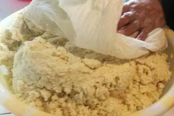 豆腐渣怎么变成肥料，装在容器中并注入清水发酵一段时间