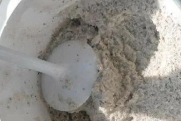 豆腐渣怎么变成肥料，装在容器中并注入清水发酵一段时间