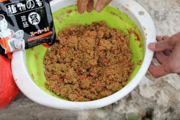 搓饵是什么，是钓鱼人最常用的上饵方法之一