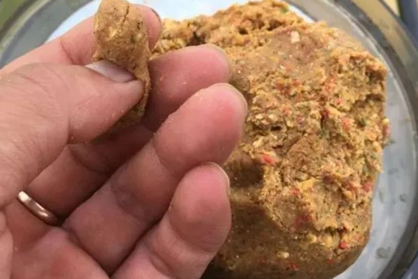 搓饵是什么，是钓鱼人最常用的上饵方法之一