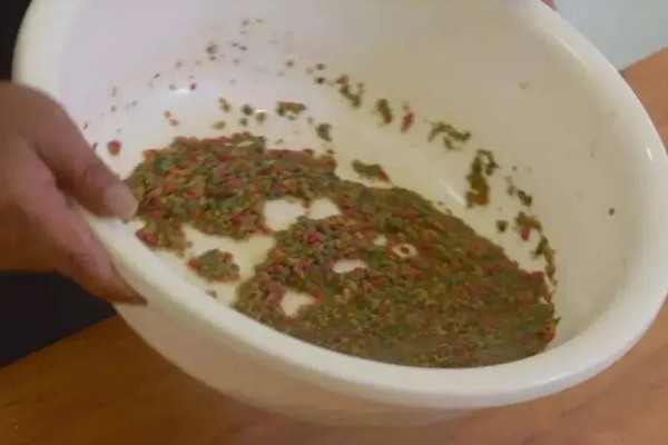 搓饵是什么，是钓鱼人最常用的上饵方法之一