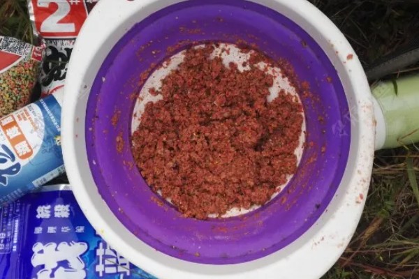 搓饵是什么，是钓鱼人最常用的上饵方法之一