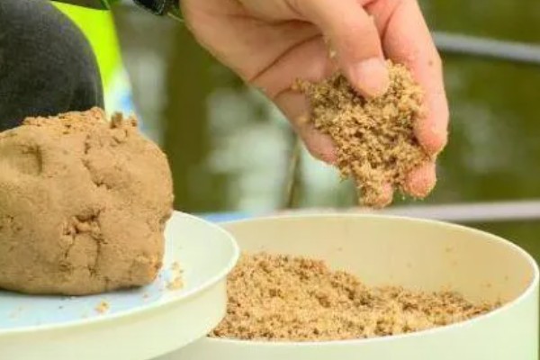 搓饵是什么，是钓鱼人最常用的上饵方法之一