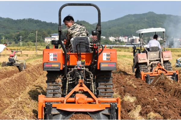 农机操作误区，起步不能猛抬离合器