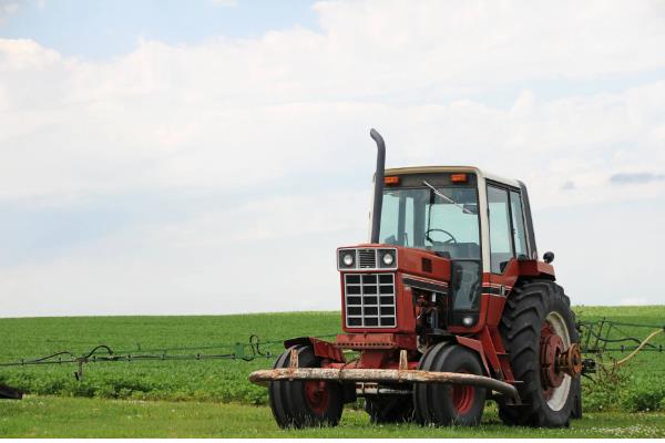 农机操作误区，起步不能猛抬离合器