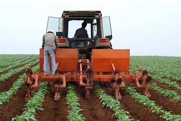 农机操作误区，起步不能猛抬离合器