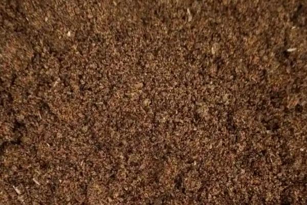 秋葵怎么施肥,出苗3天后亩施尿素100公斤左右