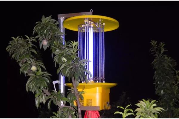 黑光灯的诱捕方法，用紫外光波吸引昆虫