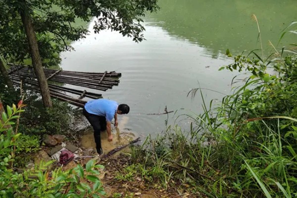 如何养殖螃蟹，当淤泥过深时要进行清淤