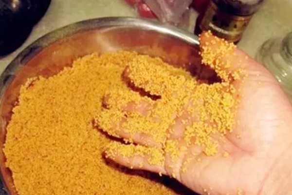 立春后钓鲫鱼如何打窝,将酒米等窝料加入钓饵中再抛竿