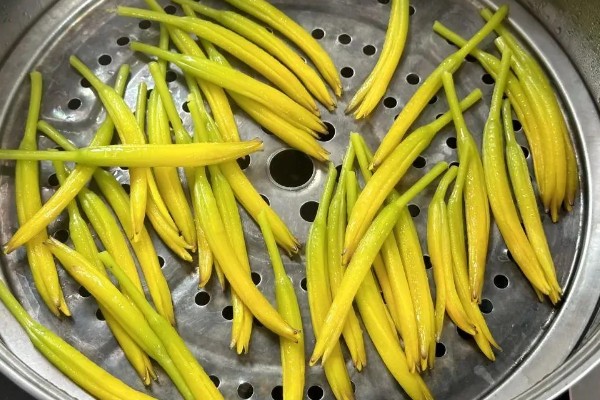 黄花菜的食用禁忌，吃之前用烧开的沸水浸泡一遍