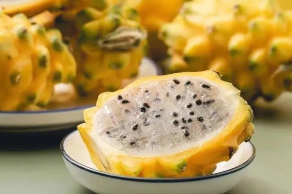 燕窝果和火龙果的区别，外表和外形均不同