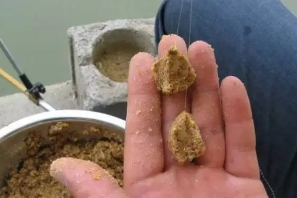 搓饵在水里能保持多久才不掉钩，取决于开饵方法