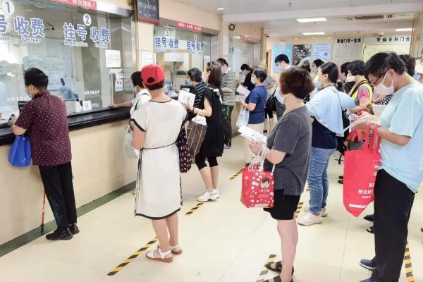 被蜱虫咬后有哪些症状，会导致发热、脏器功能减退等