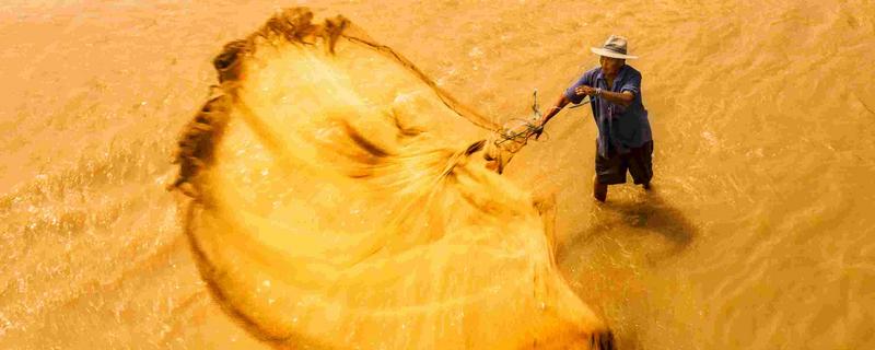 渔网的捕鱼原理，铅球在水中竖直向下将网合拢