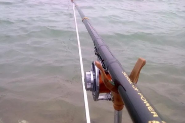 如何野钓小龙虾，把饵料绑在钓线上面再抛到钓点