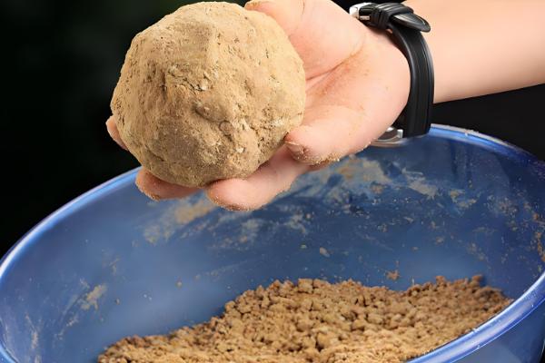 冬季钓鱼打窝用什么窝料,推荐酒米、五谷杂粮等