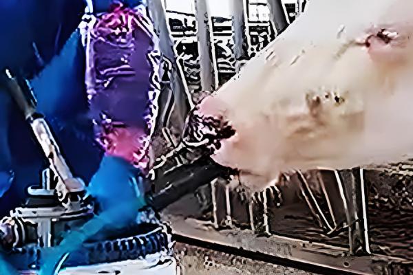 牛吃了塑料怎么治疗，灌服硫酸镁或硫酸钠溶液，促进塑料排出