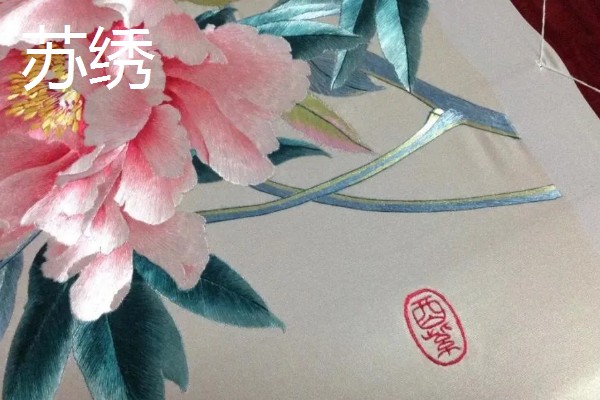 苏州特色的美食和特产，有碧螺春茶、糯米汤圆等