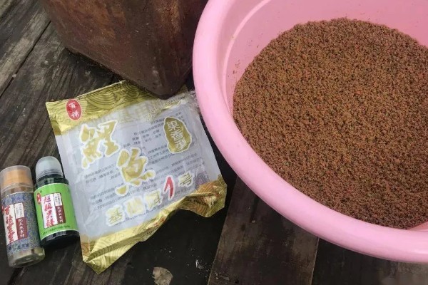 黑坑鲤鱼爱吃什么味型的饵料，根据鱼的体型而定