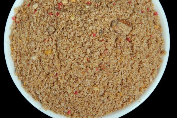 黑坑鲤鱼爱吃什么味型的饵料，根据鱼的体型而定
