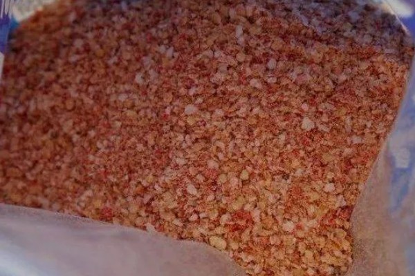 黑坑鲤鱼爱吃什么味型的饵料，根据鱼的体型而定
