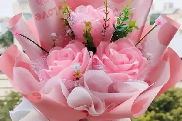 粉玫瑰有什么花语，代表初恋、铭记在心等含义