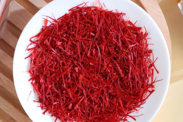 西藏拉萨的优质特产,有青稞酒、藏红花等