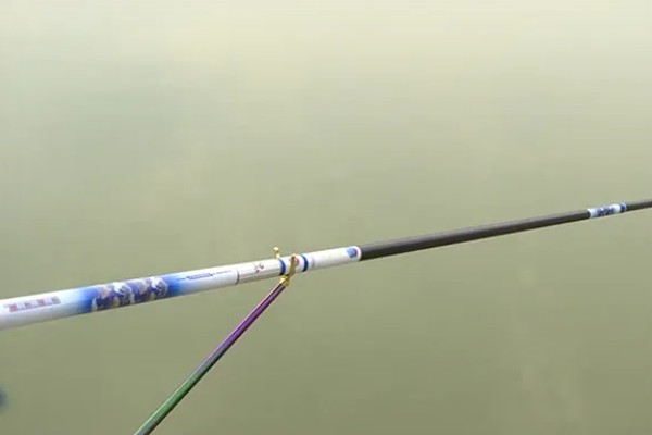 28调鱼竿钓鲫鱼的效果，适合用来钓鲫鱼