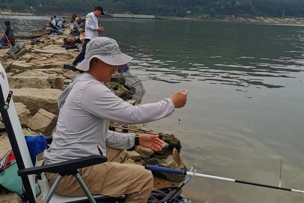 路亚翘嘴鱼的方法,逆流或逆风收饵