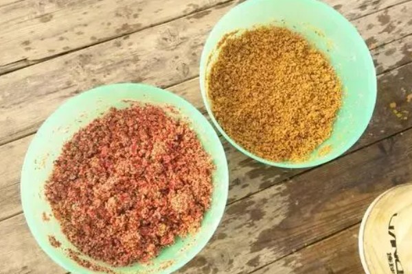 野钓怎么避开小鱼闹窝,可以在一开始使用腥味不重的饵料