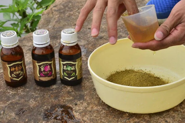 野钓怎么避开小鱼闹窝,可以在一开始使用腥味不重的饵料