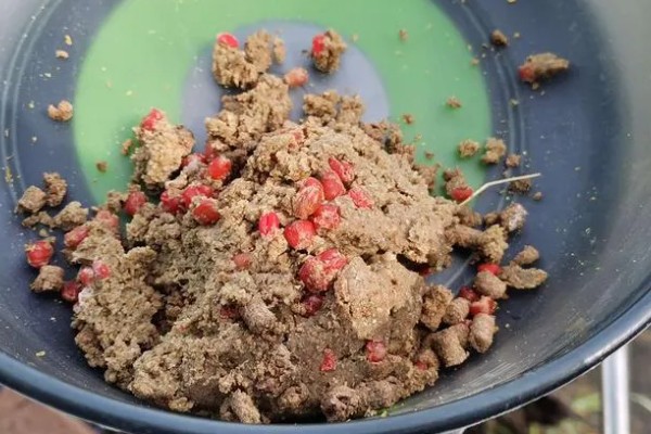 野钓怎么避开小鱼闹窝,可以在一开始使用腥味不重的饵料