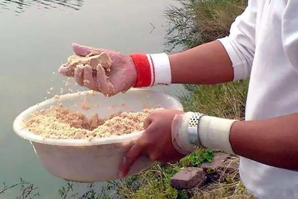 野钓怎么避开小鱼闹窝,可以在一开始使用腥味不重的饵料